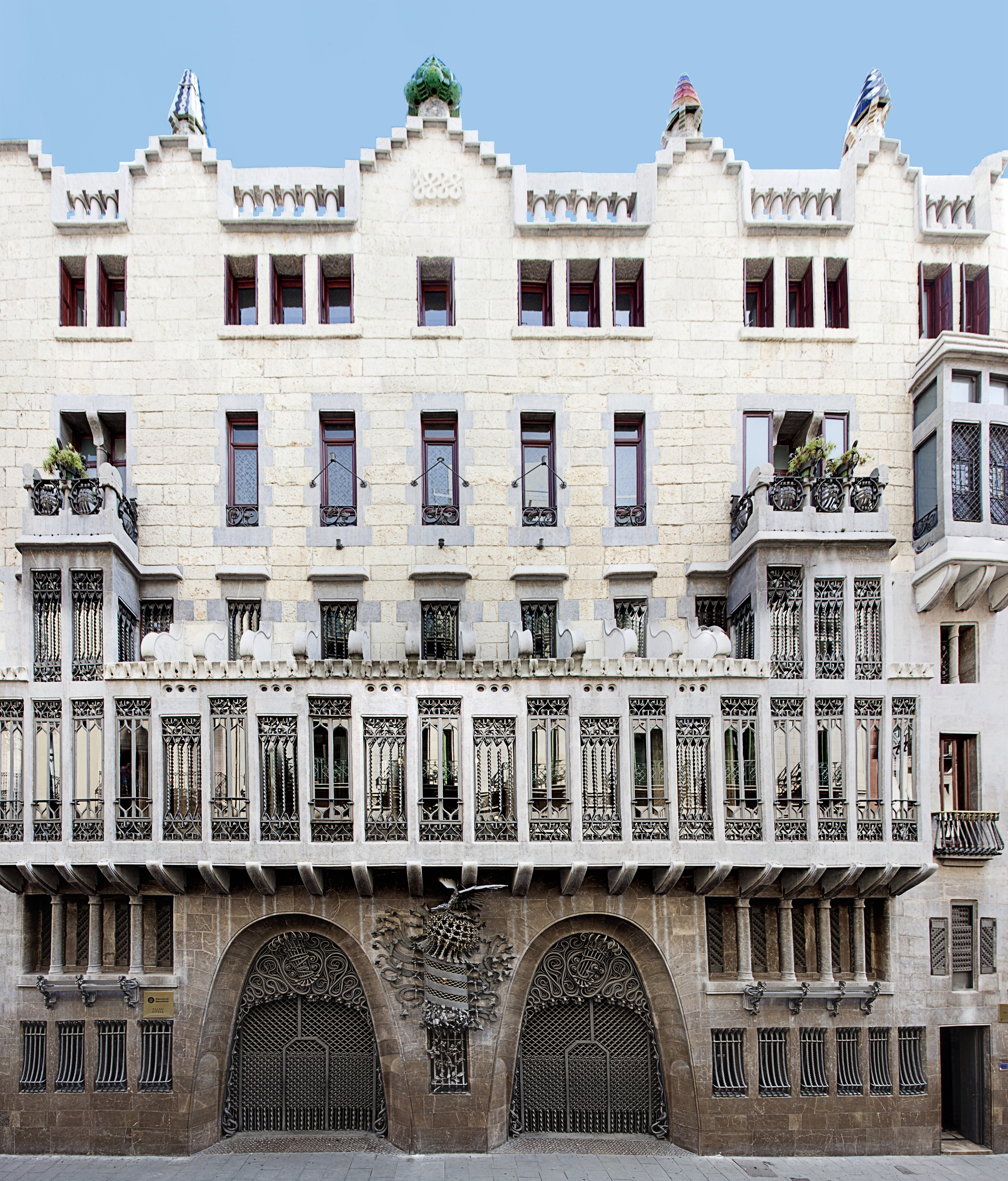 Fachada principal del Palau Güell, obra maestra de Gaudí situada en la calle Nou de la Rambla. DIPUTACIÓN DE BARCELONA Fachada principal del Palau Güell, obra maestra de Gaudí situada en la calle Nou de la Rambla. DIPUTACIÓN DE BARCELONA