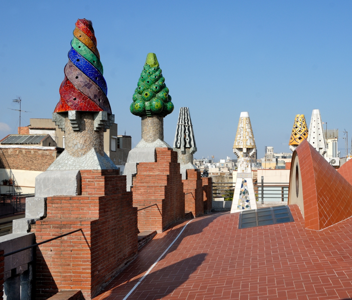 La azotea del Palau Güell, coronada por chimeneas revestidas de mosaicos, es uno de los espacios más emblemáticos de la obra de Antoni Gaudí. DIPUTACIÓN DE BARCELONA