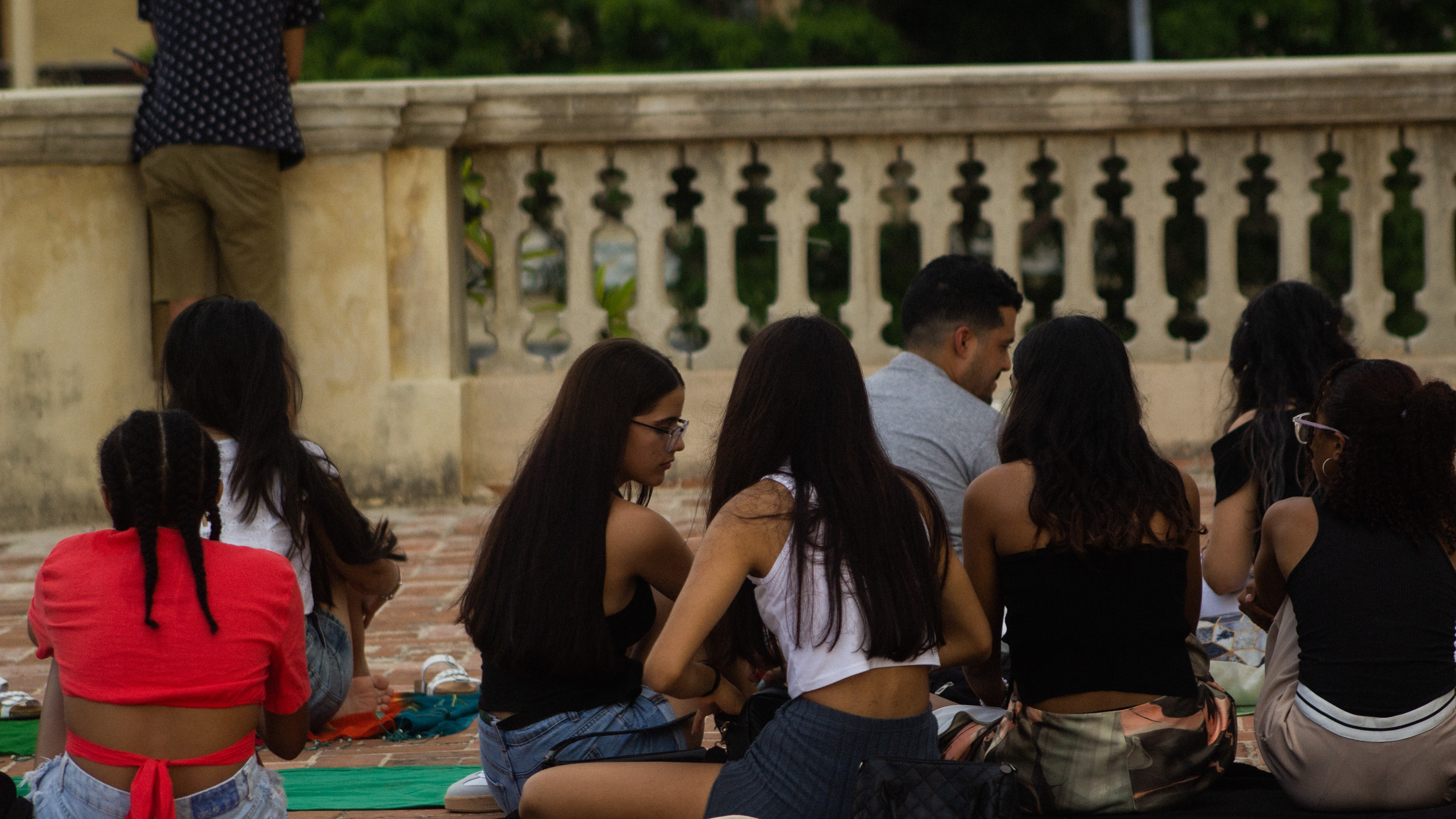 Jóvenes se congregan en una azotea del Vedado para asistir a la proyección de Habana Blues, en una función gratuita de cine al aire libre. LISANDRA LÓPEZ FABÉ