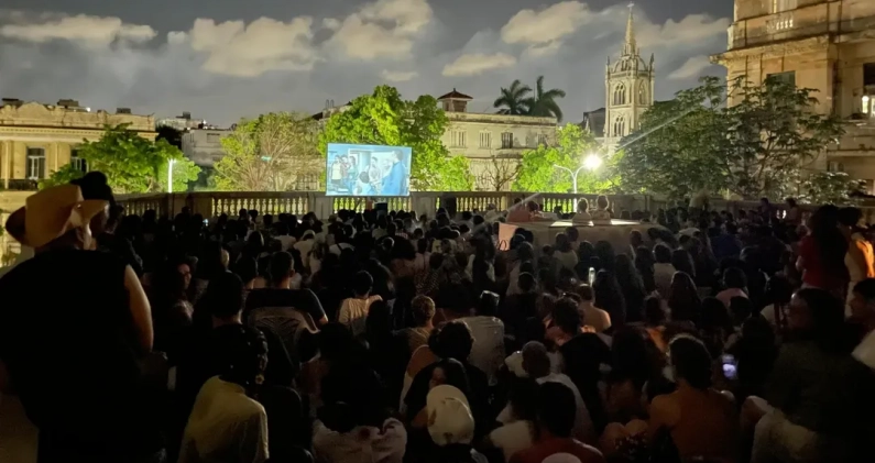 Multitud reunida en una azotea del Vedado durante la proyección al aire libre de Habana Blues, veinte años después de su estreno. EL PARQUEO