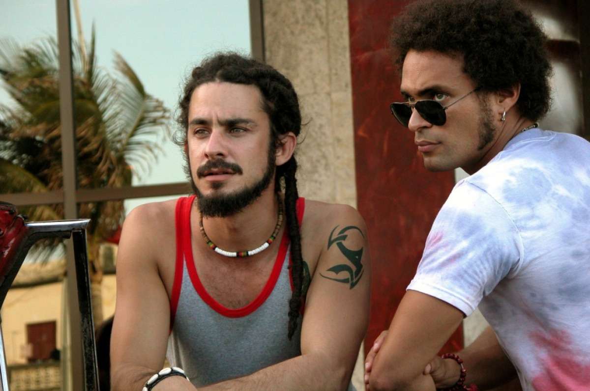 Tito (Roberto San Martín) y Ruy (Alberto Yoel), protagonistas de Habana Blues (2005), coproducción hispano-franco-cubana dirigida por Benito Zambrano convertida en película de culto. CORTESÍA
