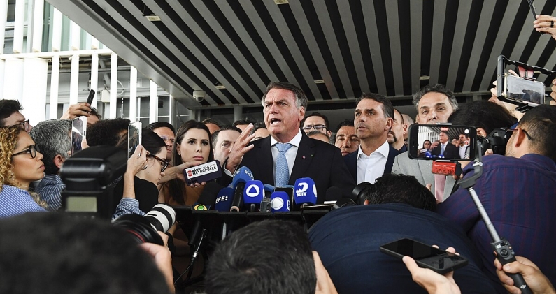 El ex presidente Jair Bolsonaro ofrece una rueda de prensa en el Senado brasileño. ROQUE DE SÁ / AGÊNCIA SENADO / CC