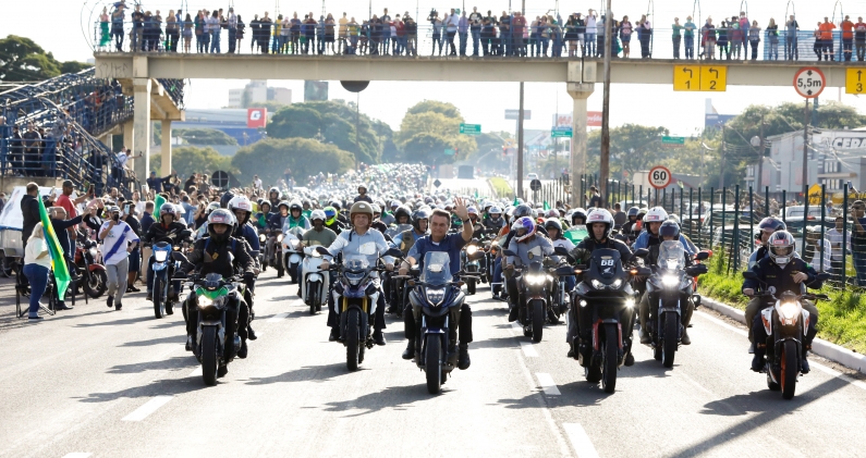 Jair Bolsonaro lidera una caravana de motociclistas en Maringá, el 11 de mayo de 2022, durante su visita a la feria Expoingá. ALAN SANTOS / PALÁCIO DO PLANALTO