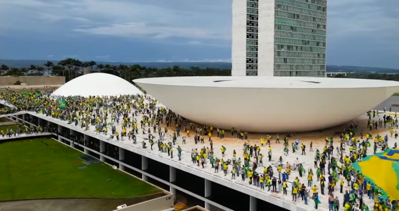 Simpatizantes de Bolsonaro invaden el Congreso en Brasilia durante el intento de golpe del 8 de enero de 2023. TV BRASILGOV
