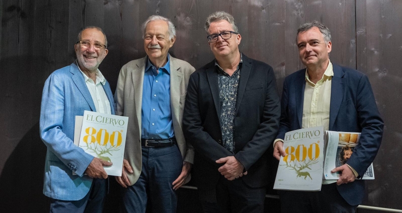 Celebración del número 800 de El Ciervo. De izquierda a derecha: Jaume Boix (director de la revista), Eduardo Mendoza, José María Micó y Xavi Ayén. CORTESÍA