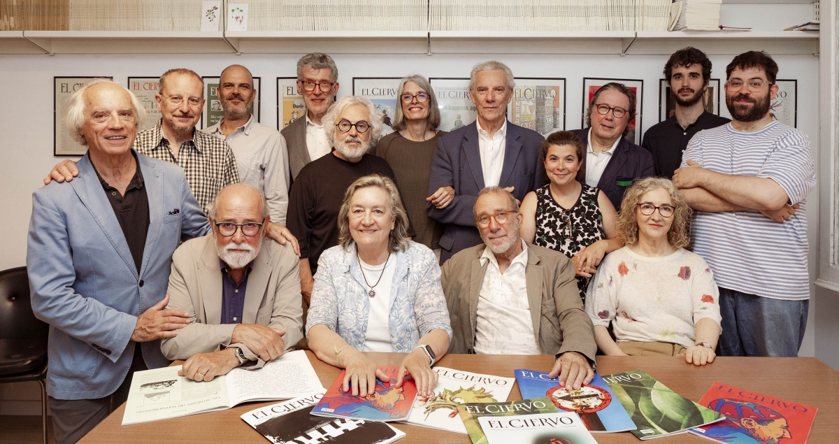 El actual consejo de redacción de El Ciervo, reunido en la sede de la revista. CORTESÍA
