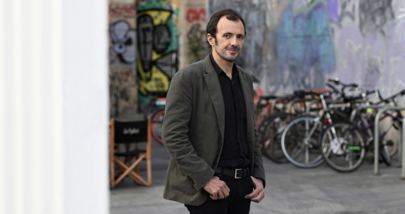 Isaac Rosa publica 'Las buenas noches' en Seix Barral, una novela sobre insomnio y crisis existencial.