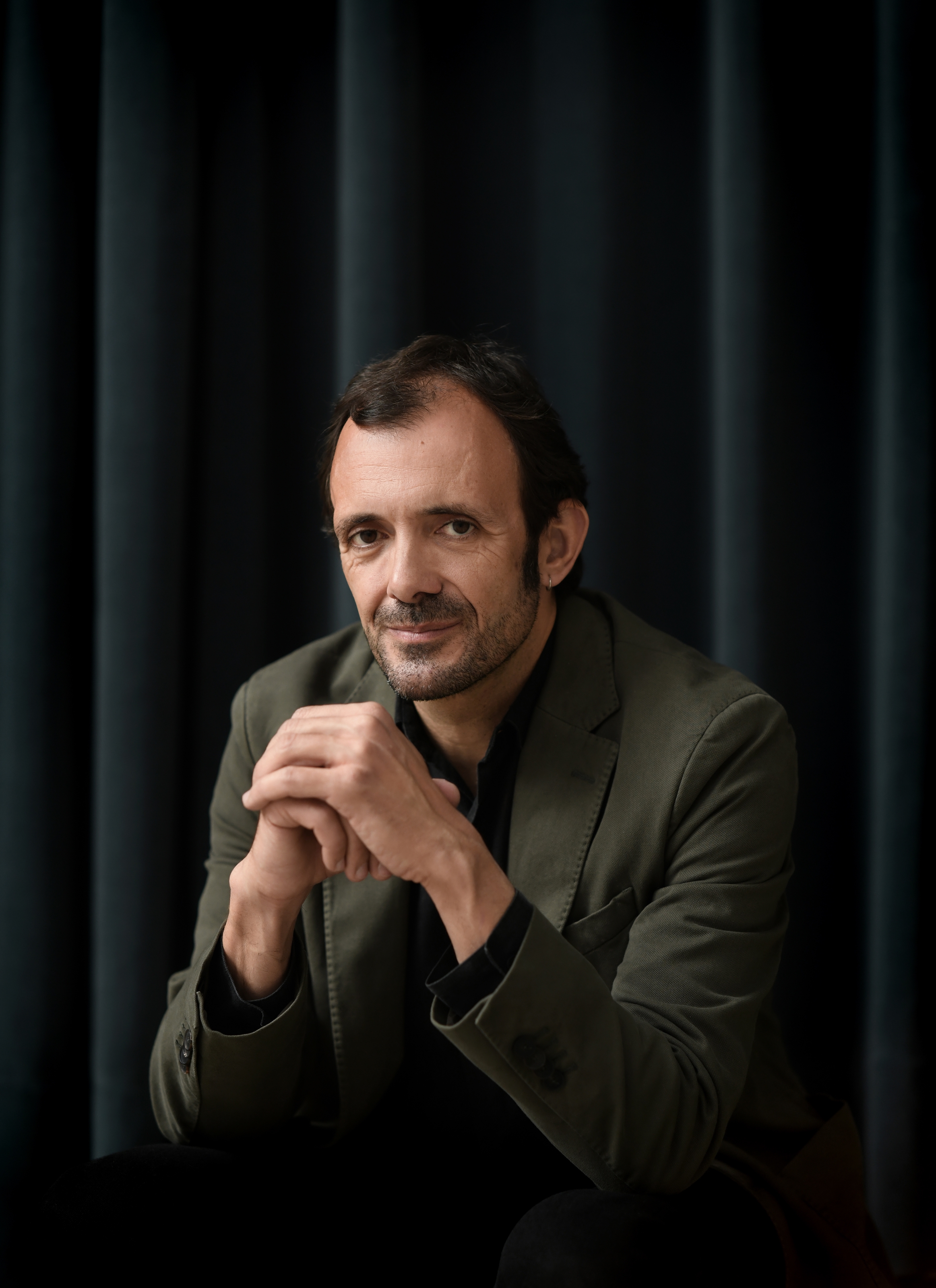 El escritor sevillano Isaac Rosa, autor de 'Las buenas noches', una novela sobre el insomnio, la precariedad y los miedos de nuestro tiempo. CORTESÍA