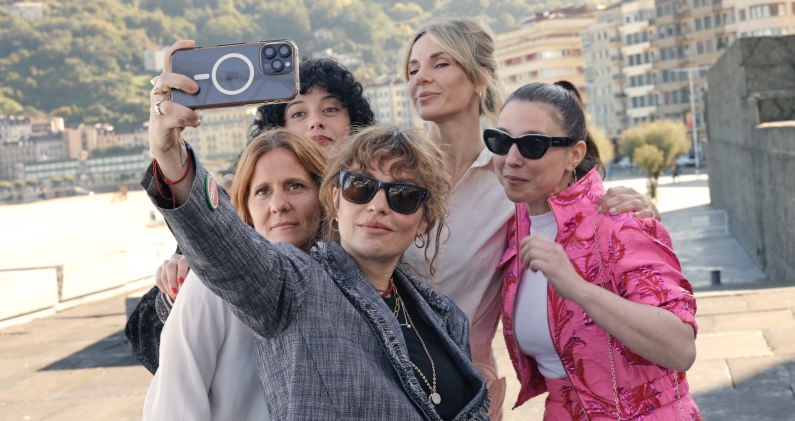 Dolores Fonzi junto al elenco de 'Belén' en la presentación de la película en el Festival de San Sebastián. JORGE FUEMBUENA / SSIFF