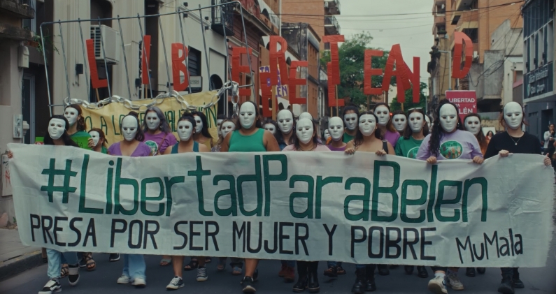 Escena de Belén, que recrea las marchas feministas en Tucumán bajo la consigna #LibertadParaBelén. CORTESÍA