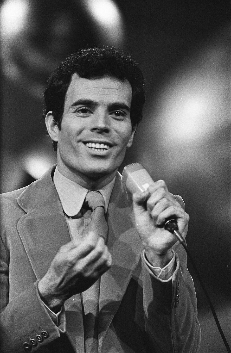 Julio Iglesias durante su presentación en el Festival de Eurovisión de 1970, en Ámsterdam. ERIC KOCH