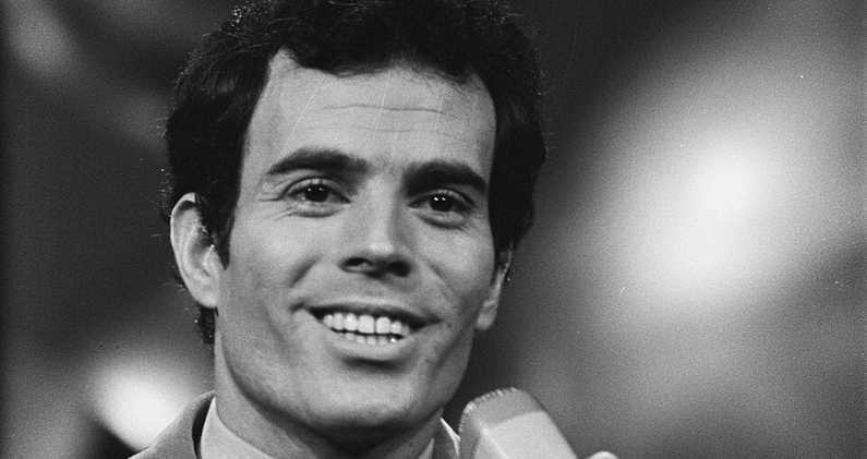 Julio Iglesias durante su presentación en el Festival de Eurovisión de 1970, en Ámsterdam. ERIC KOCH