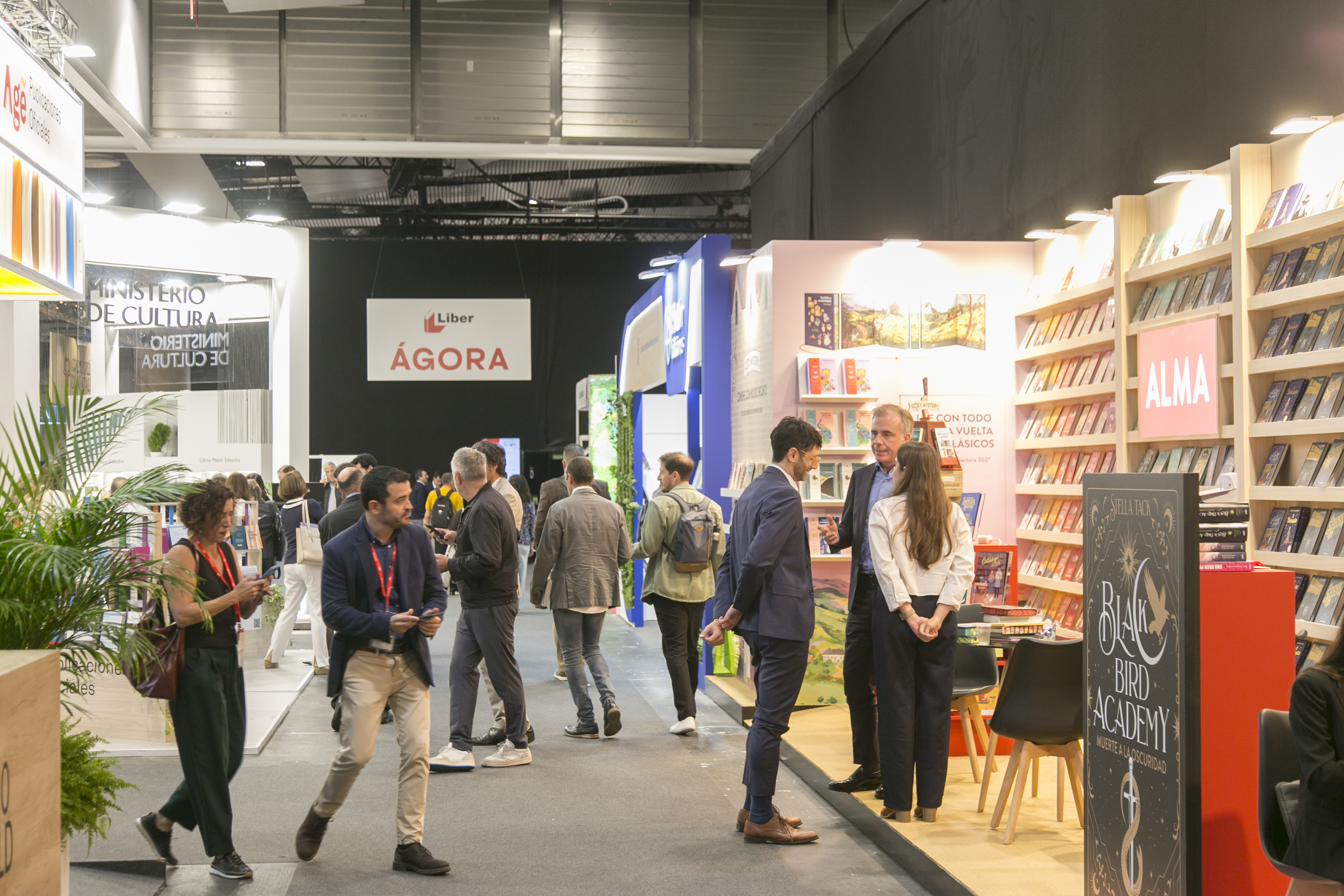 IFEMA Madrid acoge una nueva edición de LIBER, la gran feria del libro en español, con expositores, editoriales y agentes de más de veinte países. LIBER