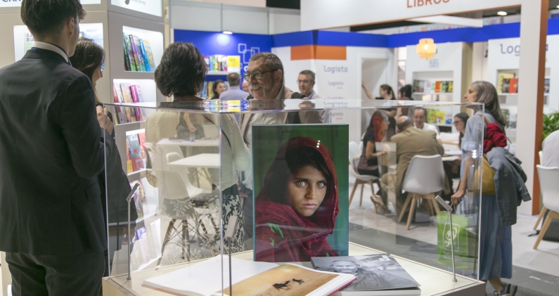 En LIBER 2025, los stands de distribución y venta se convierten en puntos clave de encuentro entre editores, agentes y libreros. LIBER En LIBER 2025, los stands de distribución y venta se convierten en puntos clave de encuentro entre editores, agentes y libreros. LIBER